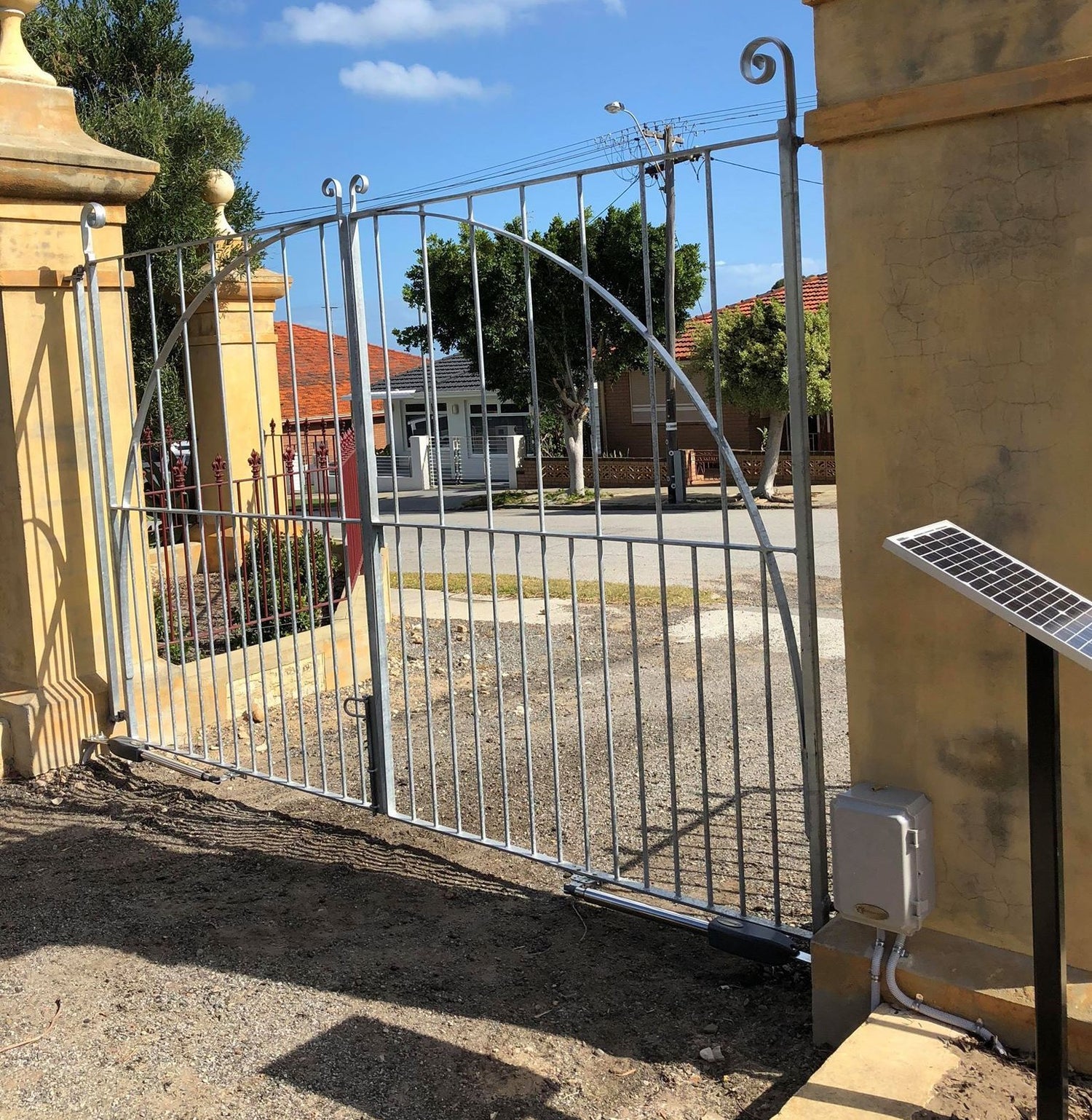 Difference Between Electric and Solar Automatic Gate, Which is more reliable?